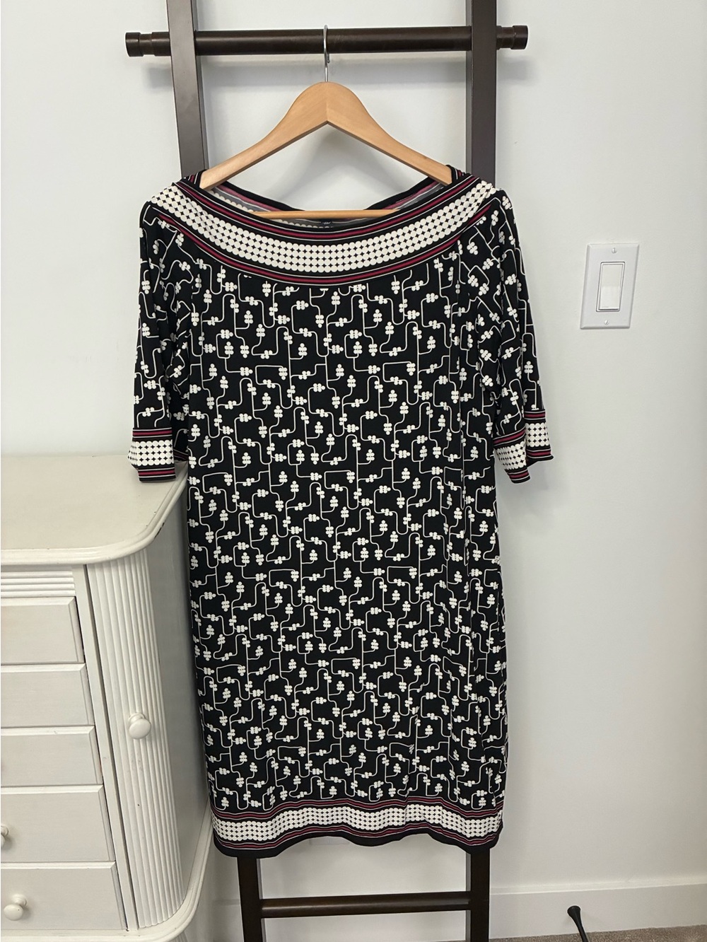 Max Factor XL Black and White Patterned Boatneck Shift Dress. Gorgeous feminine